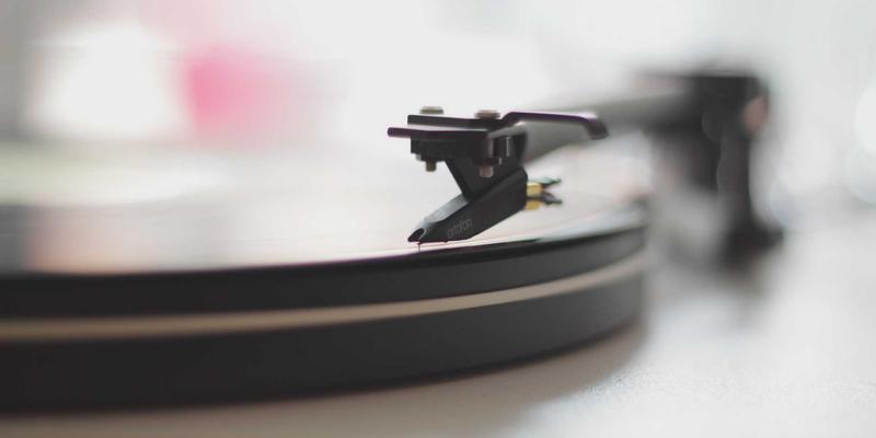 Wi-Fi 6/6E技术深度解析:后端开发者视角下的高密度场景部署实战